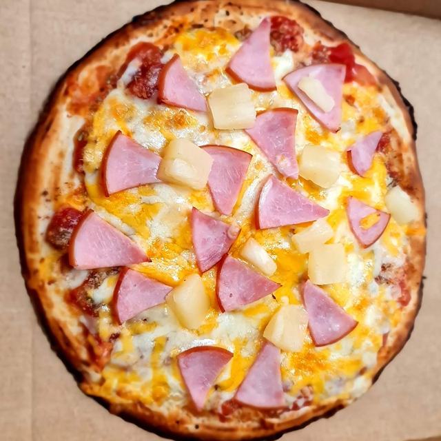 Ham and pineapple pizza