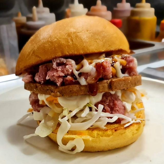 Pulled-meat burger with slaw